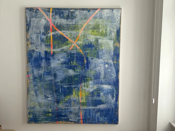 „Blitz“ hängt an einer hellen Wand