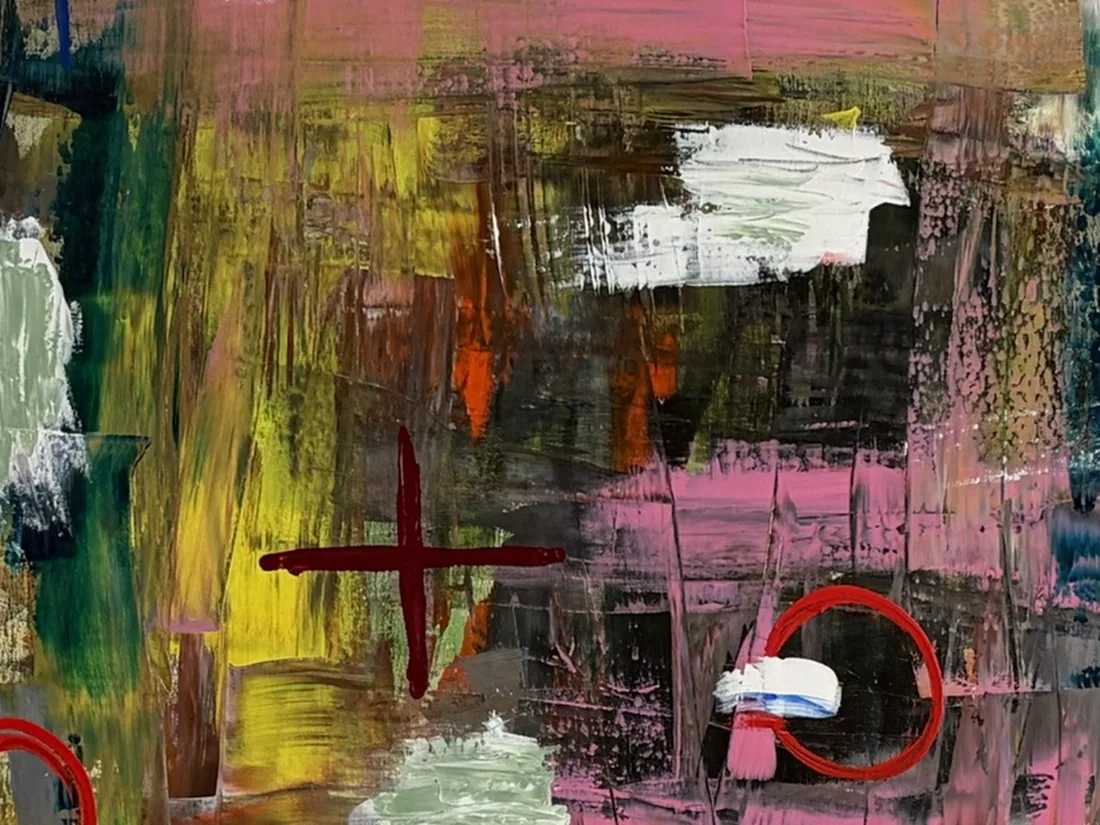 Detail von Markierungen: dunkles Kreuz und roter Kreis über geschichteter Farbe