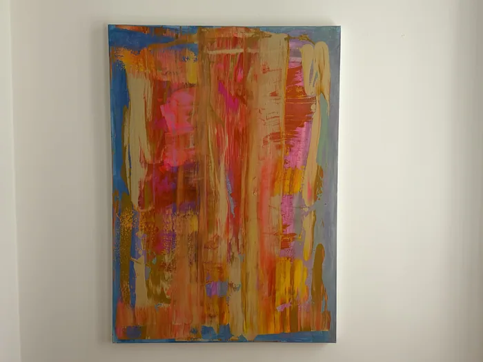 „Strata“ hängt an einer weißen Wand